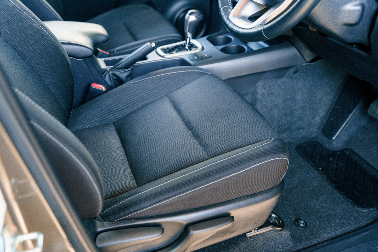 ハイラックスGUN 125 2.4 Z ディーゼル 4WD ルーフトップテント サイドオーニング アネックスルーム等 付属品多数