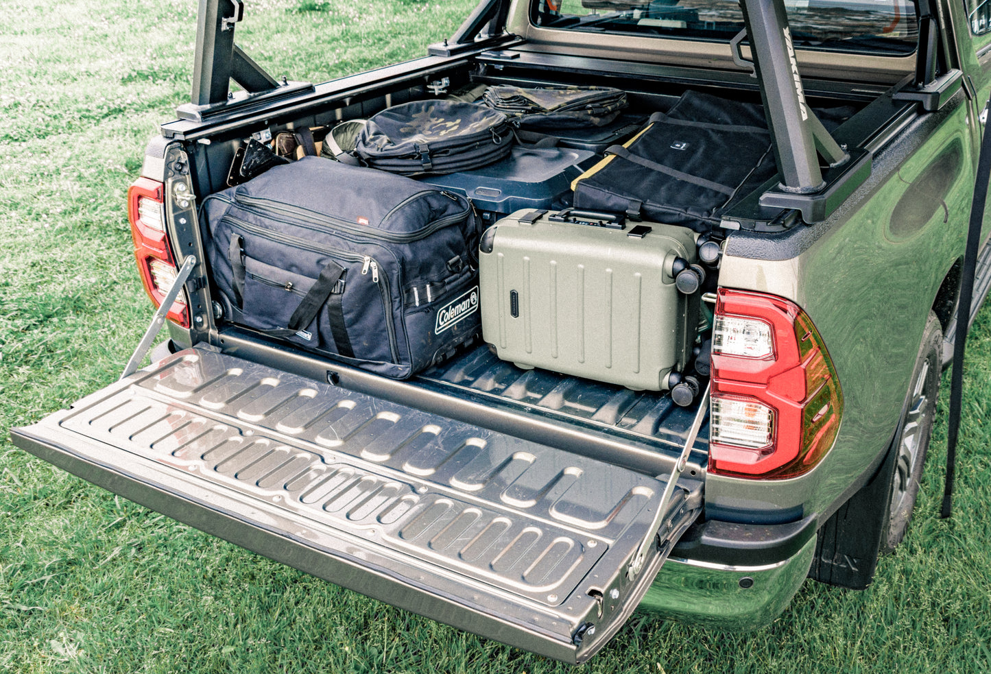 ハイラックスGUN 125 2.4 Z ディーゼル 4WD ルーフトップテント サイドオーニング アネックスルーム等 付属品多数